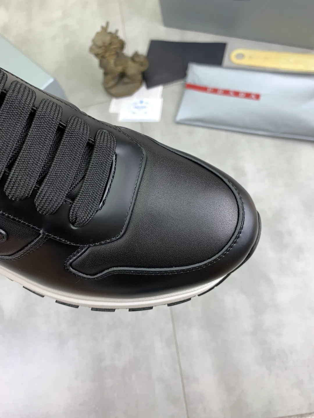 Men's shoes 💰P540 new (higher version) new PRADA (Prada) classic models are on the market at the same time, new men's shoes, 😘fabrics are selected from original imported calfskin. First layer of imported cowhide lining. The original version is awesome! 👍🏿Original open-molded non-slip PU outsole, with exquisite lines, simple and elegant, super comfortable and classy on foot, suitable for leisure travel. Code number: 38-45 (46 customized) 4️⃣ colors available